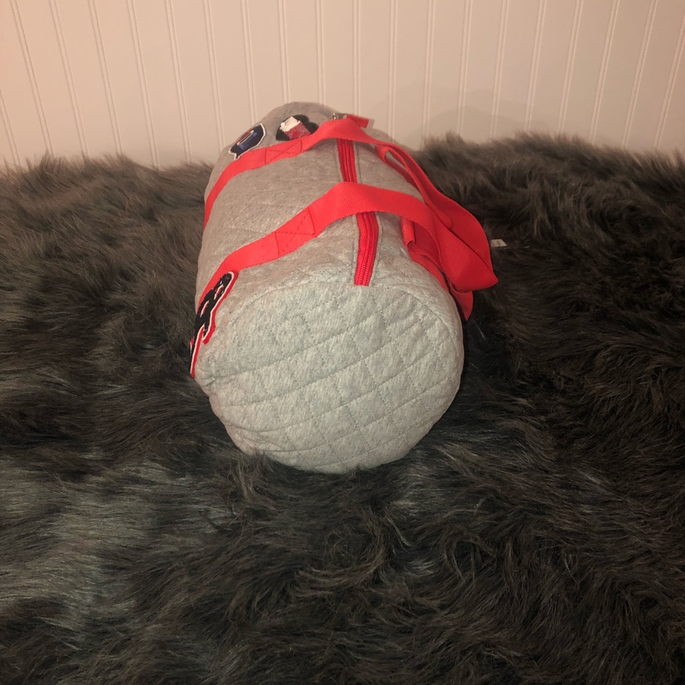 This is a beautiful kids duffle bag.